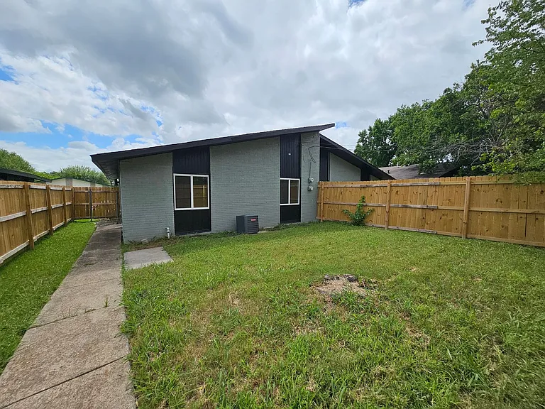 1725 R Ave — Photo 17