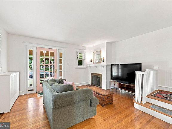 5th image of 610 Woodcrest Ave