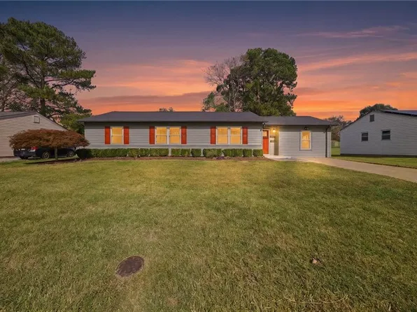 3776 Starlighter Dr, Virginia Beach, VA 23452