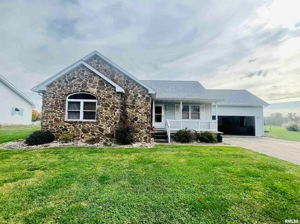 136 Country Club Est, Salem, IL 62881