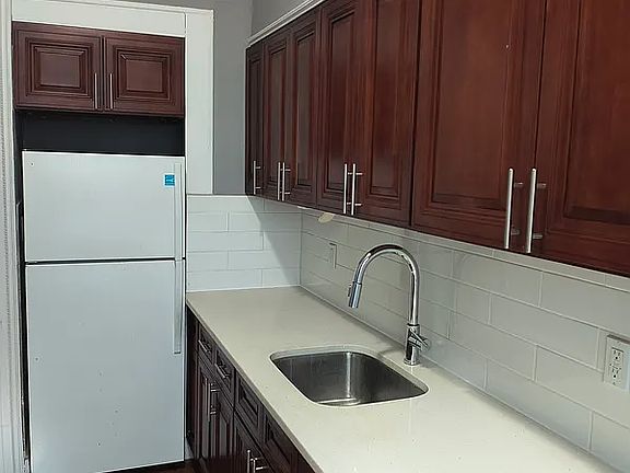 2nd image of 802 Lincoln Pl APT 2
