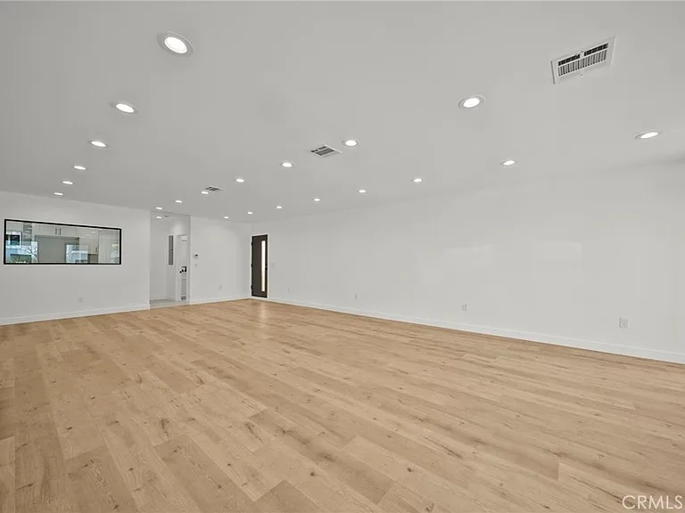 11488 Burbank Blvd — Photo 23