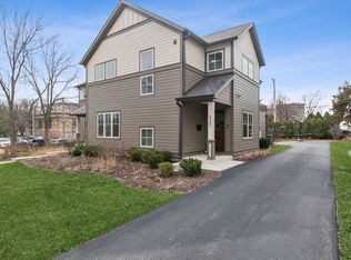 527 1st St, Libertyville, IL 60048