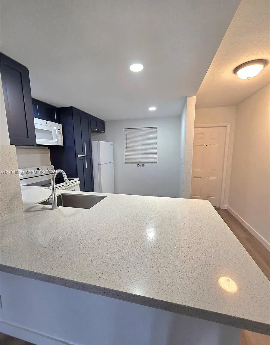 La Salle Park Condo — Photo 3
