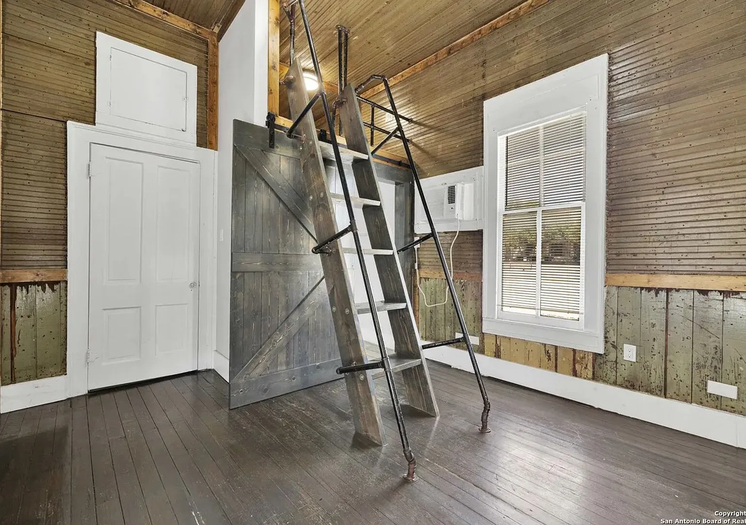 Modern Loft-Style Studio Near Downtown San Antonio — Photo 4