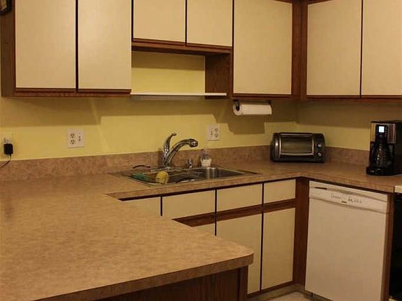 5th image of 812 Country Club Dr