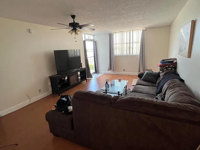480 Executive Center Dr #2D — Photo 18