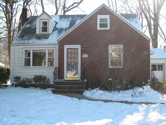Charming Cape Code Style home!