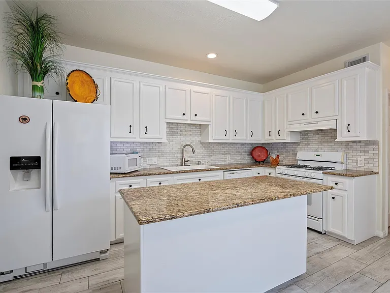 2060 Glencove Dr — Photo 12