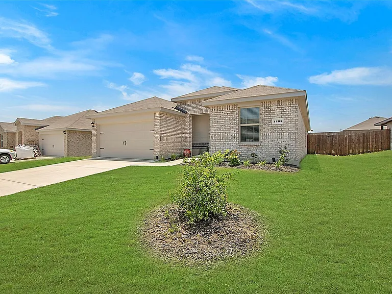 1404 Old Trail Rd — Photo 3