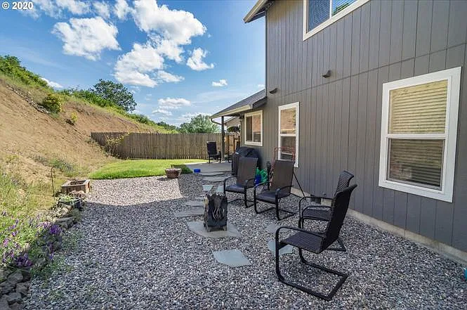 2099 NE Sunset St — Photo 3