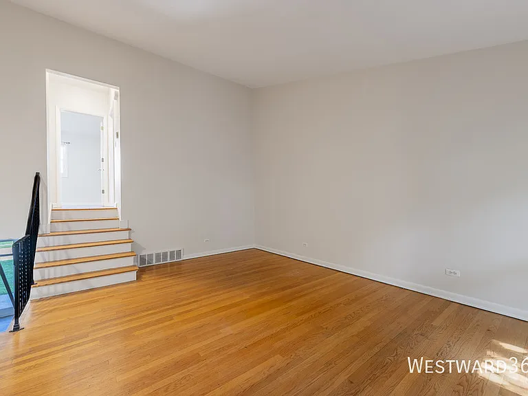 325 E Lake St — Photo 12