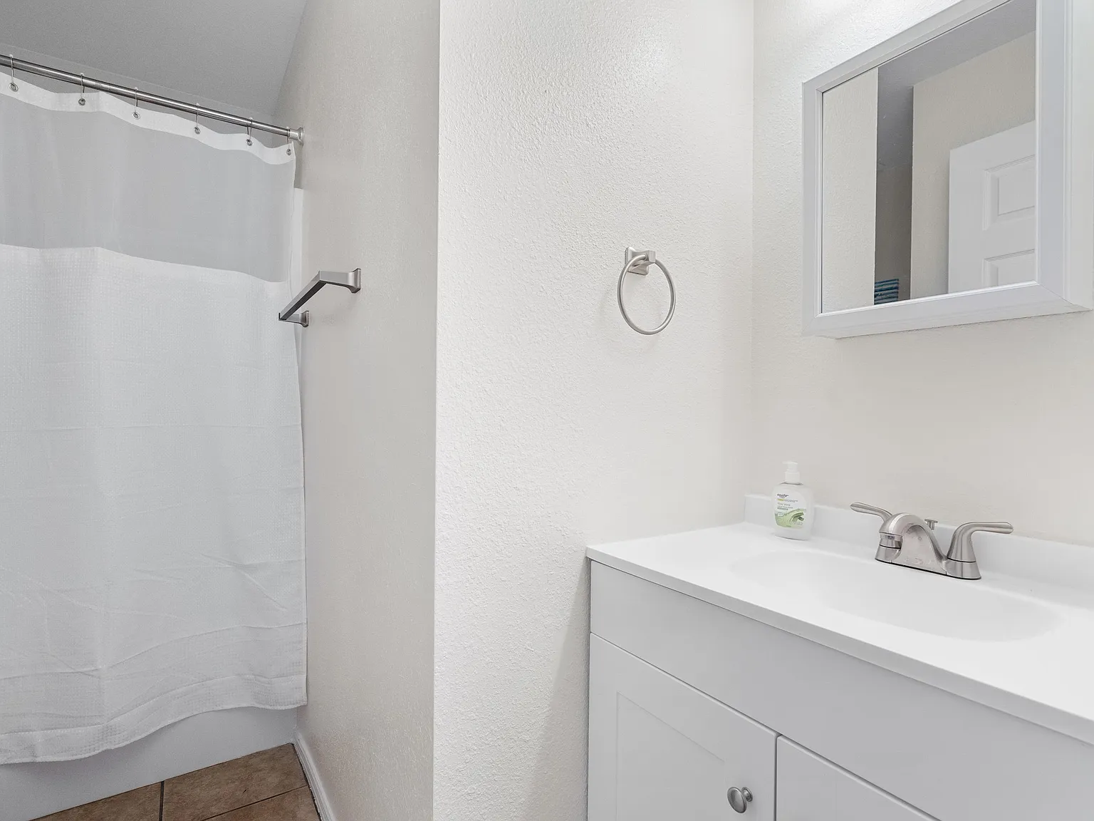 4 bed, 2.0 bath, 4900 sqft, $797 — Photo 4