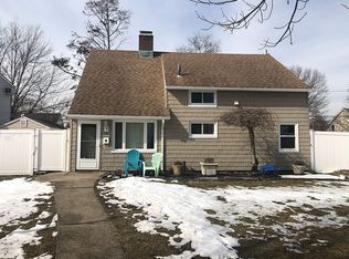 2 Chickadee Ln, Levittown, NY 11756