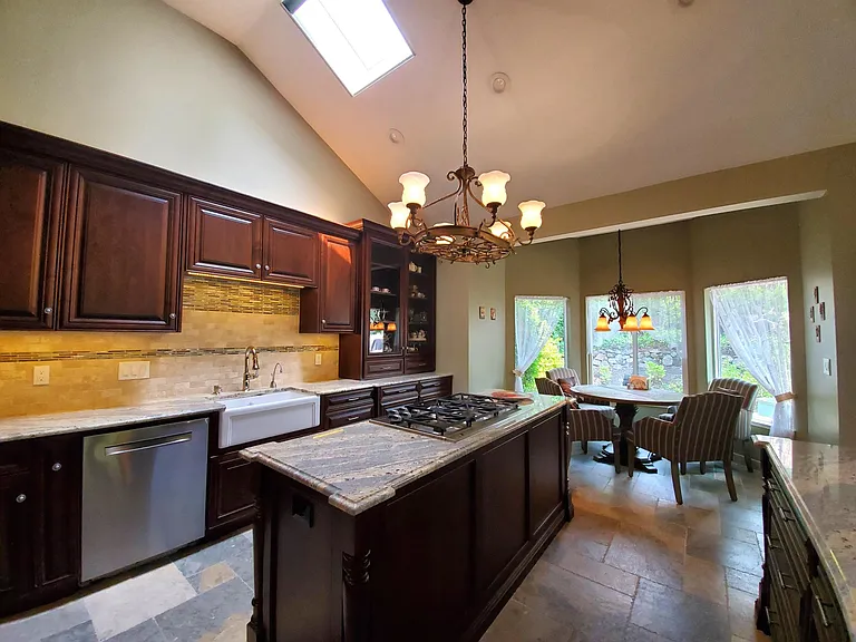 956 Redwood Dr — Photo 7