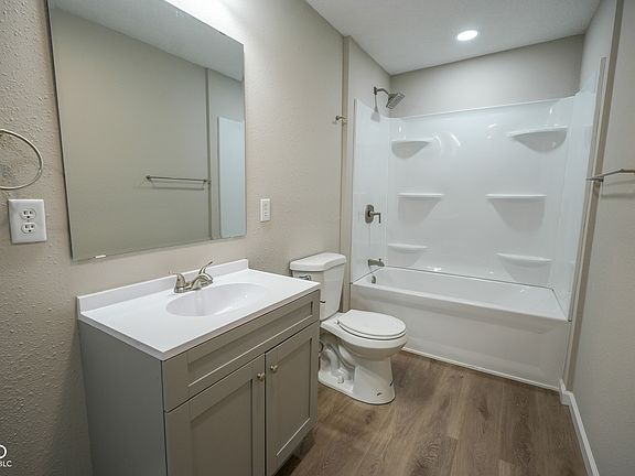 4th image of 822 W 11th St