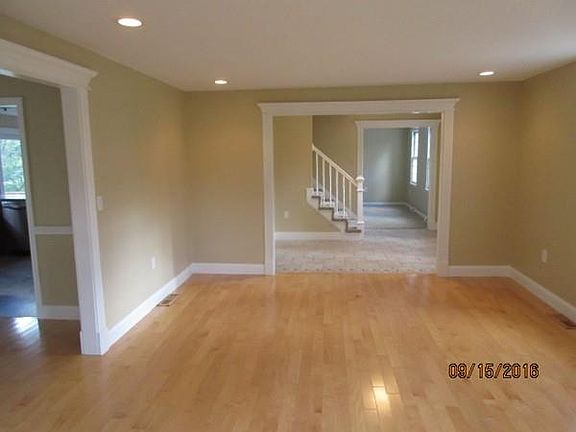 4th image of 18 Kimberly Dr