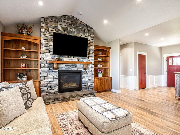 4th image of 802 Spruce Way
