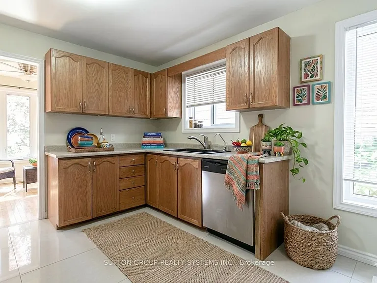 19 Lorraine Dr — Photo 7