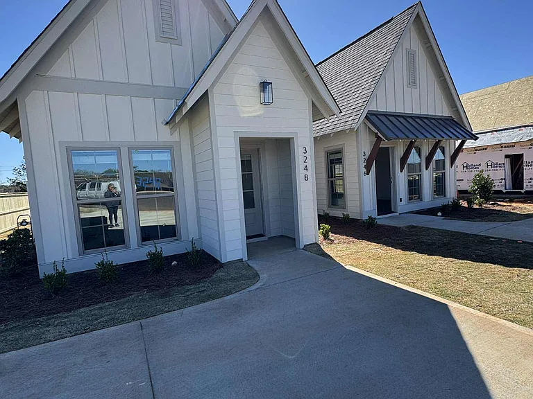 3248 Bradley Ln — Photo 4
