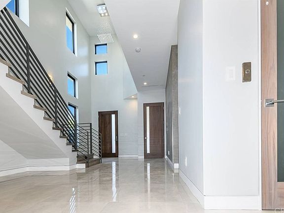 5th image of 705 N Paulina Ave