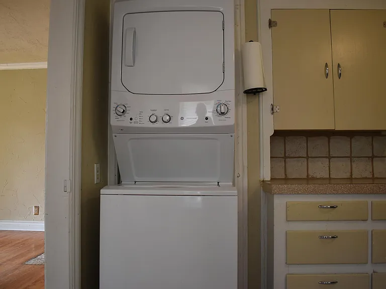 Cozy Kitchen! Refrigerator, stove/oven and WASHER/DRYER provided