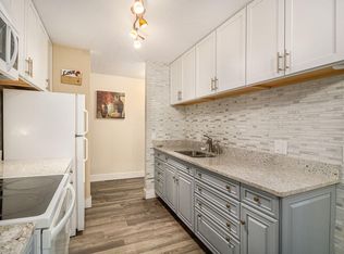 4001 Heritage Hills Dr APT 304, Bloomington, MN 55437