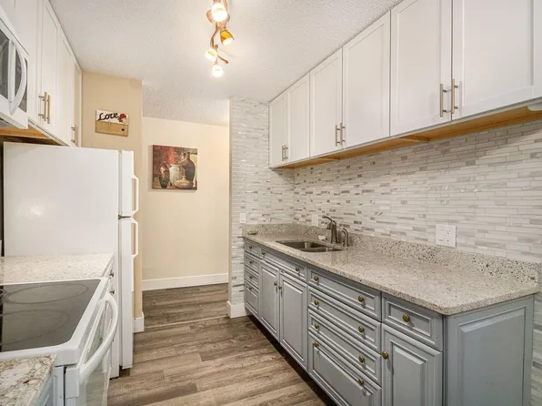 4001 Heritage Hills Dr APT 304, Bloomington, MN 55437