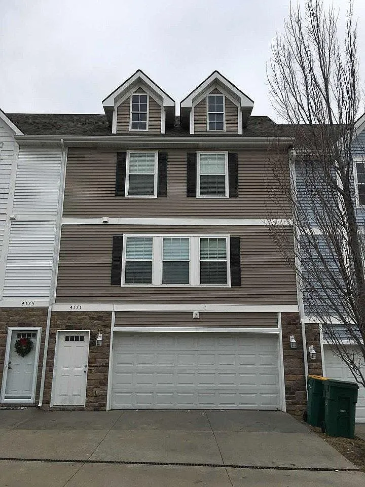2 bed, 1056 sqft, $1,650 — Photo 1