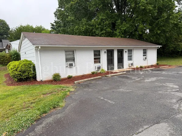 2 bed, 1.0 bath, $795, 2123 Hollyrood St APT B, Winston Salem, NC 27127