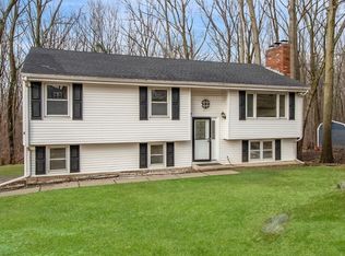 3 Colonial Rd, Sutton, MA 01590