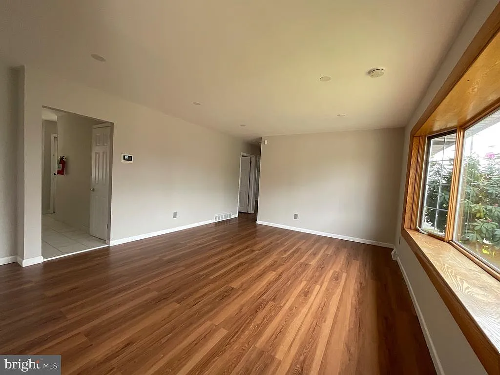 3 bed, 2.0 bath, 1344 sqft, $2,750 — Photo 2