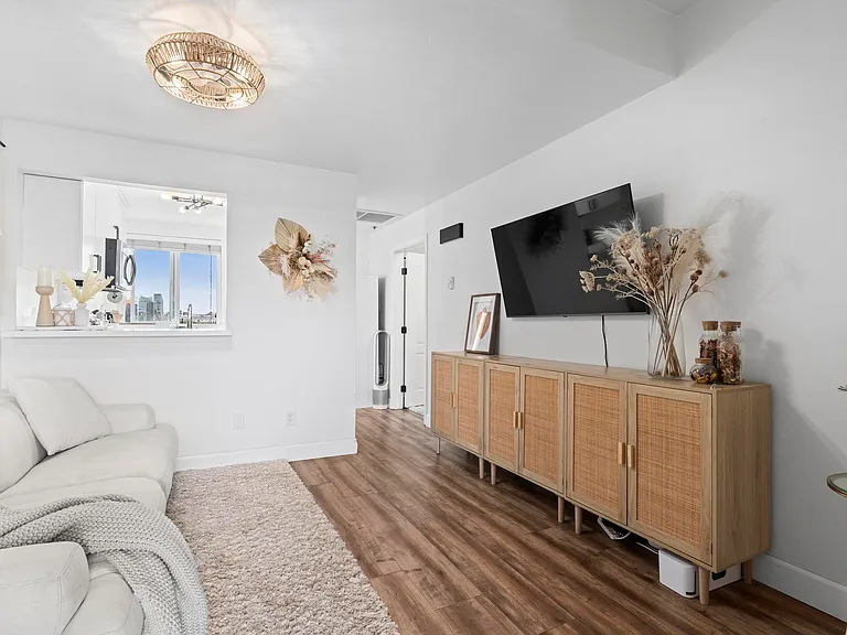 2828 University Ave #503 — Photo 4
