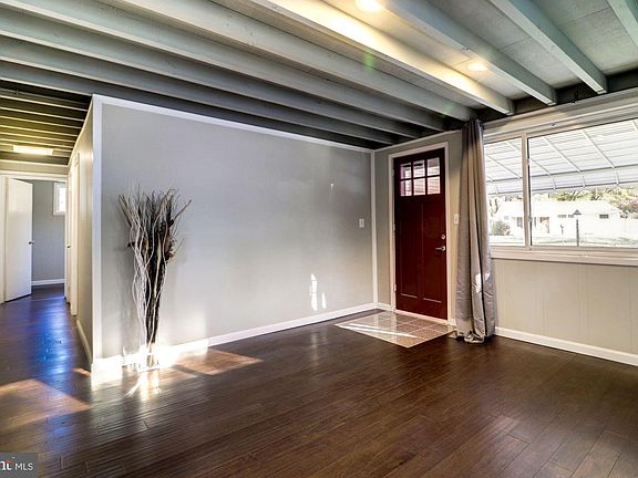 5th image of 1102 Somerset Dr