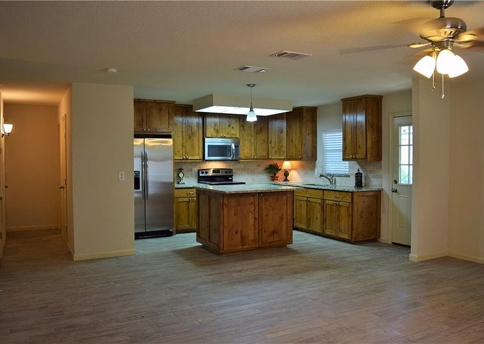 1st image of 925 Whitehall Dr