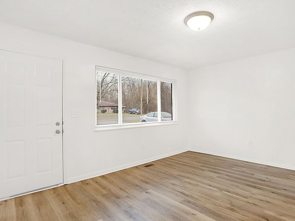 4th image of 2628 N Hawthorne Ln