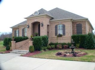 500 Clubhouse Ln, Clarksville, TN 37043