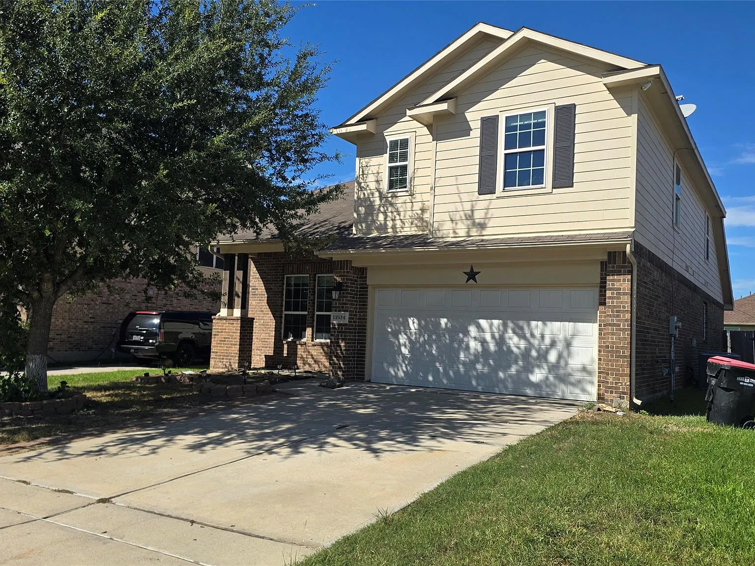 4 bed, 2.5 bath, 2806 sqft, $2,300 — Photo 1