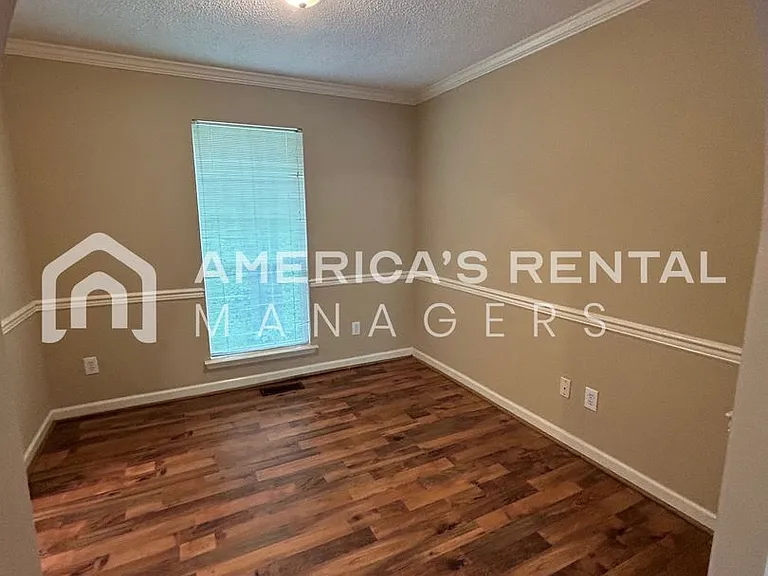 211 Winterberry Ln — Photo 5