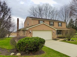1619 E Burning Tree Ct, Arlington Heights, IL 60004