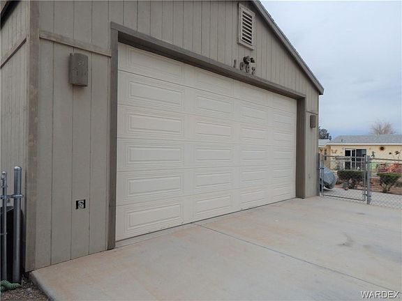 3rd image of 1067 E Acacia Dr