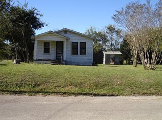 402 S Goodrich St, Seguin, TX 78155