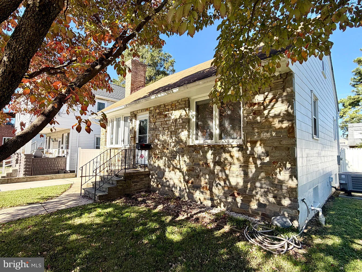 3 bed, 2.0 bath, 1260 sqft, $2,400 — Photo 1