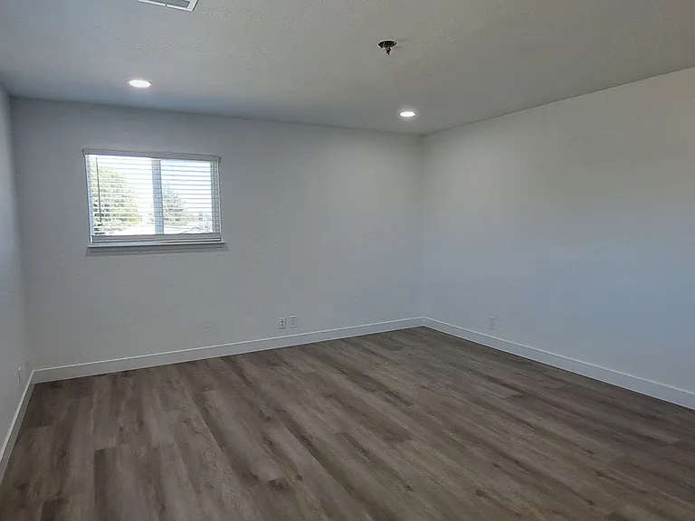132 Hyannis Ct — Photo 22