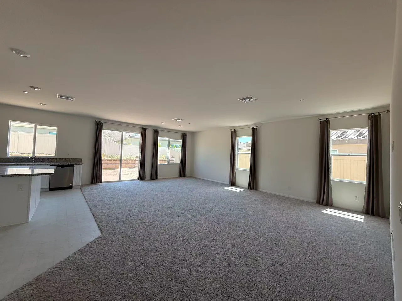 5 bed, 2400 sqft, $3,800 — Photo 4