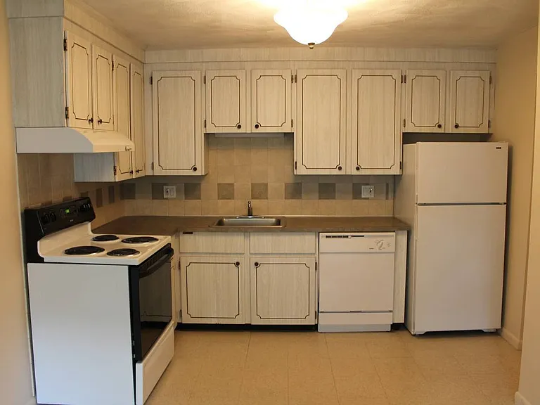 Lexington St Apartments — Photo 40
