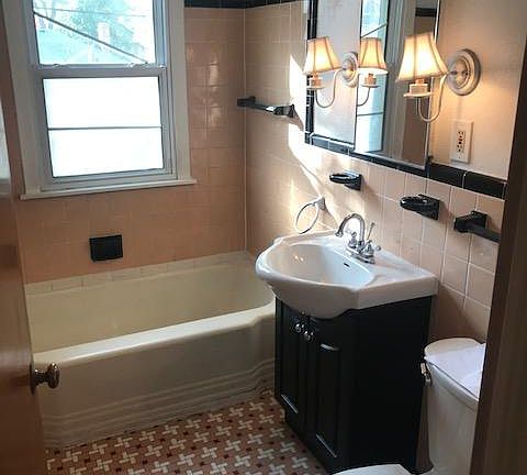 5918 Gotta love the bathroom!