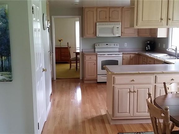 4th image of 76 Bedford Dr