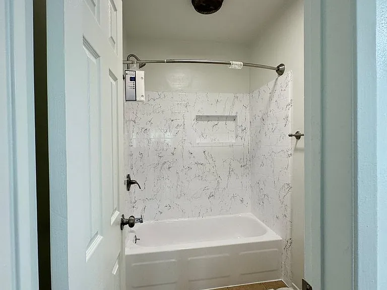 15925 Victory Blvd — Photo 14