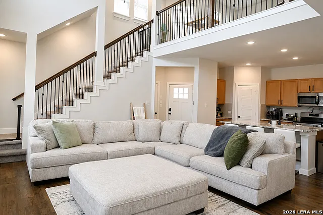 4 bed, 3.0 bath, 2086 sqft, $2,750 — Photo 3